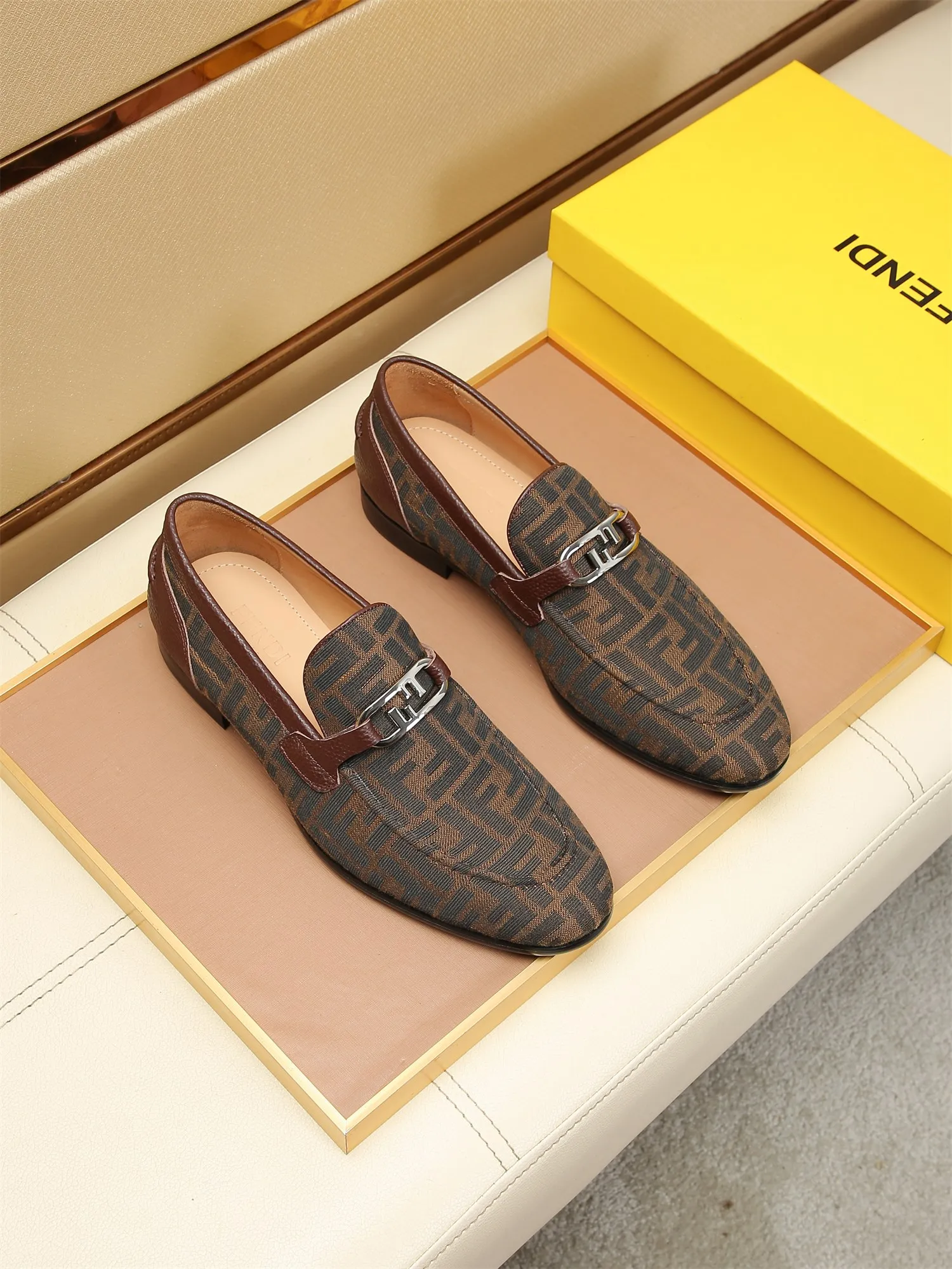 Men's shoes💰460 🕷🕷【FENDI】The latest men's formal leather shoes🇨🇳Classic series not to be missed💯The first layer is made of imported first-layer cowhide☘Original quality, the leather is smooth and delicate🎋Awesome version, perfect streamlined outline🍇Cowhide lining, size 38-44 (customized at 45.46)...
